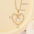 Collana con ciondolo a cuore dorato con pietra zircone bianca su vassoio beige - Bianco