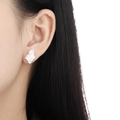 Pendientes de plata S925 con textura plisada irregular en modelo con diseño moderno - Plata 925 / Plata Oxidada