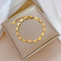 Bracciale a farfalla in acciaio al titanio dorato con trama a rilievo su scatola - Oro