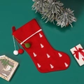 Calza natalizia rossa con ricamo ad albero bianco e pompon su sfondo verde scuro festivo - Rosso