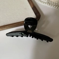 Eleganter Haarklammer in glänzendem Schwarz mit goldener Schrift auf Perlen-Display - Schwarz-12CM
