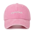 Detail van de roze gewassen katoenen honkbalpet met wit HUNTRAX-borduurwerk erop - Roze