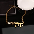 Dettaglio del ciondolo a lava dorata con catena a serpente su elegante base nera - Collana a Goccia d'Acqua in Acciaio al Titanio Oro / Oro