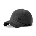 Gorra de béisbol de lana texturizada gris oscuro con logo S metálico sobre fondo blanco - Gris