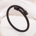 Bracciale rigido a cavo nero in acciaio inossidabile con terminali cilindrici moderni - Nero
