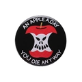 Insigne rond en fer-blanc avec motif pomme crâne humour noir et texte anglais - Pomme squelette AN APPLE A DAY (XZ8114)
