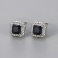 Dettaglio di orecchini a lobo quadrati con zircone nero e contorno di piccoli diamanti - Argento Nero