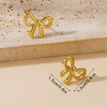 Dettaglio degli orecchini a fiocco placcati in oro con dimensioni di 1,5 cm - Orecchini a Bottone in Oro con Fiocco Cavo