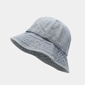 Detalle de sombrero de pescador de mezclilla azul con textura lavada y ala ancha - Talla única / Azul claro