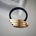 Élastique à cheveux noir minimaliste avec breloques rectangulaires dorées et polies - Tubes Carrés en Gradins / Tubes Carrés Or