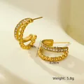 Detail van 18K vergulde C-oorbellen met micro-gezet zirkonia en een stijlvolle kraaltextuur - 18K goud / Goud