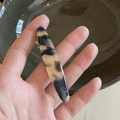Dettaglio di un fermaglio per capelli in acetato ambra con scritta dorata Creation France - Fermagli per capelli a becco d'anatra / Leopardo Chiaro Ovale