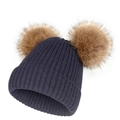 Bonnet en tricot côtelé bleu marine avec deux gros pompons en fausse fourrure marron - Bleu marine