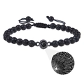Detail eines verstellbaren Vulkansteinarmbands mit 100 Sprachen Projektionsanhänger - Runder Anhänger - Lavastein