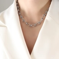 Collana a catena d'argento con maglie a nodo indossata su un blazer bianco - Collana a Catena con Nodo (P863) / 40+5cm / Argento