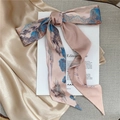 Élégante écharpe en satin rose lotus avec imprimé paysage chinois nouée en un beau nœud - Paysage Pâte de Haricot
