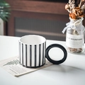 Künstlerische Keramiktasse mit schwarz-weißen Streifen und kühnem Rundgriff - 350ml / Schwarz-weiß gestreifter Becher mit rundem Griff