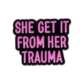 Broche de esmalte negro con texto rosa SHE GET IT FROM HER TRAUMA decorativo - Contenido de Texto Rosa (XZ9846)