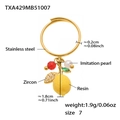 Vue détaillée d'une bague en acier plaqué or 18k avec pendentif citron et zircone - Bague Pendentif Citron Or - Taille 7