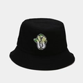 Primer plano detallado del bordado de col verde en un sombrero de pescador negro - M (56-58cm) / Negro