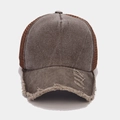 Dettaglio della visiera consumata del cappello trucker vintage in mesh taupe e marrone - Regolabile / caffè