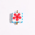 Détail d'un pendentif carré blanc avec fleur rouge et attaches dorées pour bijoux DIY - Base Blanche Fleur Rouge Points Bleus (Style 3)