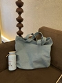 Sac fourre-tout en jean bleu avec broderie 'Less Mondays More Sundays' sur un canapé brun - Broderie Denim Bleu Clair