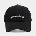 Gros plan détaillé de la broderie blanche 'overstimulated' sur une casquette noire - Réglable / Noir