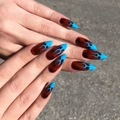 Faux ongles stiletto ambre français avec motif de flammes bleues et texture écaille - Flamme Bleue Écaille de Tortue (JP1424)