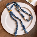 Dettaglio collana denim vintage con perline arancioni e ciondolo in ceramica floreale - Stile Intrecciato in Tessuto Denim (14# Collana-Blu)