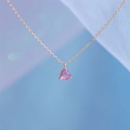 Vista macro del ciondolo a cuore in zircone rosa placcato oro 18k con castone a tre griffe - Oro rosa