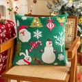 Housse de coussin en velours vert avec broderie Père Noël sur une chaise en bois rustique - Vert de Noël (Velours)
