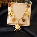 Dettaglio di ciondoli a sole e cuore dorati con pietre ambrate su seta nera - Collana Con Pendente Sole Cuore (N3892)