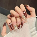 Eleganti unghie finte bordeaux con foglia d'oro e lussuosi disegni floreali di strass - XS / Rosso Vino Nude Ovale Lunga