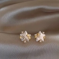 Boucles d'oreilles en forme d'étoile avec fini nacre et détails en zircon brillant - 63# Tige en argent-Or-Plaqué or véritable