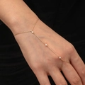 Elegante bracciale con anello in oro con tre pietre di zircone su una catena sottile - Oro con 3 trapani
