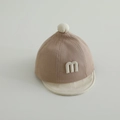 Dettaglio cappellino neonato in cotone con lettera m ricamata e pompon bianco in cima - 48cm (Neonato) / Khaki Bianco