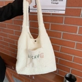 Dettaglio borsa shopper in peluche bianca con ricamo LUCKY verde e chiusura magnetica - Buona Fortuna