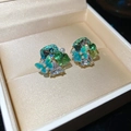 Détail macro de boucles d'oreilles papillon en cristal avec pierres bleues et vertes - 54# Tige en argent - Vert - Style plaqué or