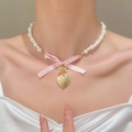 Collar de perlas con lazo rosa y colgante de corazón dorado grabado con Love You - Lazo de Perlas Corazón Dorado (K-318)