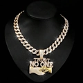 Détail du collier chaîne cubaine dorée avec pendentif Trust No One serti de cristaux - Pendentif en or avec chaîne cubaine de 18 pouces