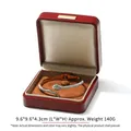 Scatola portagioie in pelle PU rossa premium per anelli e ciondoli, dim. 9,6x9,6x4,3cm - Scatola per bracciali rigidi (Scatola per gioielli in pelle PU con cupola e targhetta dorata) / Borgogna