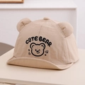 Dettaglio ricamo orsetto e orecchie 3D su un cappellino da sole beige per neonati - 48cm (6-20 Mesi) / Beige