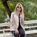 Λεπτομέρεια χειμερινού μπουφάν με μπεζ καπιτονέ σώμα και καφέ πλεκτά μανίκια - S / Βερικοκί