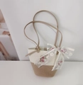 Bolso tipo saco tejido en crema y marrón con lazo de encaje y bordado de rosa - 33x22cm / Beige y Caqui (Con Cinta)