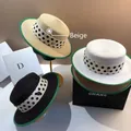 Detail eines beigen Strohhutes mit gepunktetem Band und leuchtend grünem Rand - Verstellbar / Beige