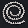 Silberne Cuban Link Halskette mit funkelnden Kristallen auf dunklem Hintergrund - 16 Zoll (40cm) / Silber