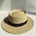 Detailansicht des beigen Strohhutes mit geflochtener Textur und schwarzem Dekoband - Beige Schlichtes Schwarzes Band