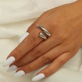 Anello avvolgente argento minimalista con finitura lucida indossato al dito - Anello Avvolgente Sovrapposto Argentato