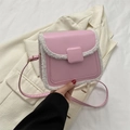 Bolso bandolera rectangular rosa con ribete de piel sintética blanca y acabado en cuero - Rosa